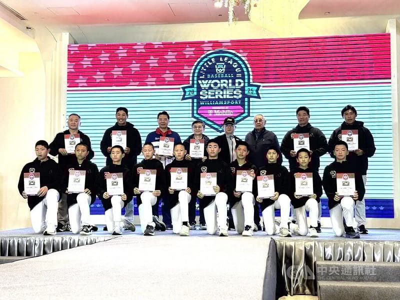 台灣世界少棒聯盟（TLLB）24日在台北舉行年度餐會，邀請2025年勇奪威廉波特少棒世界冠軍的東園國小棒球隊出席。中央社記者謝靜雯攝　115年1月24日&nbsp;&nbsp;&nbsp;