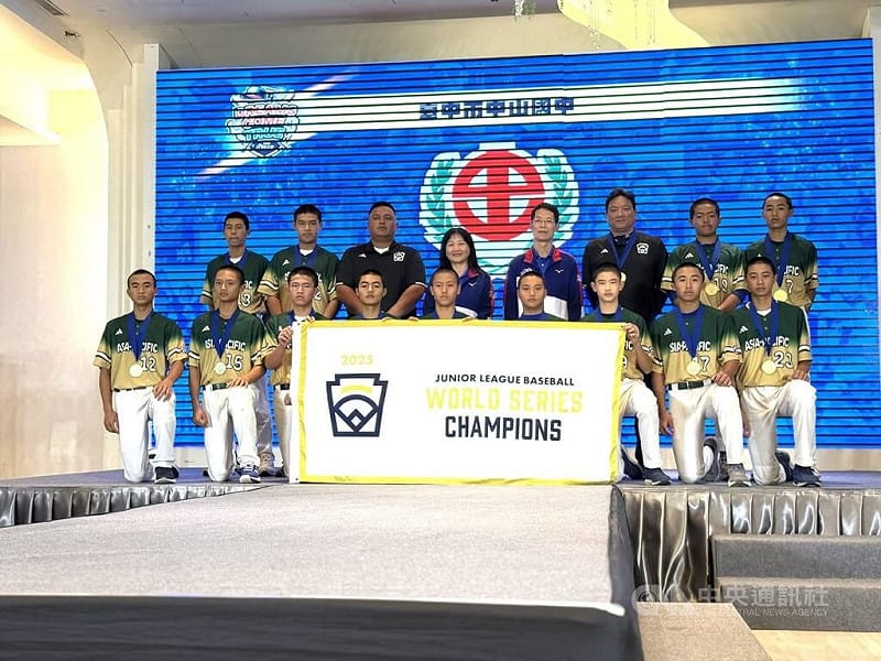 台灣世界少棒聯盟（TLLB）24日中午在台北舉行年度餐會，邀請2025年勇奪LLB世界次青少棒冠軍的台中市中山國中代表團隊到場參與。中央社記者謝靜雯攝　115年1月24日&nbsp;&nbsp;&nbsp;