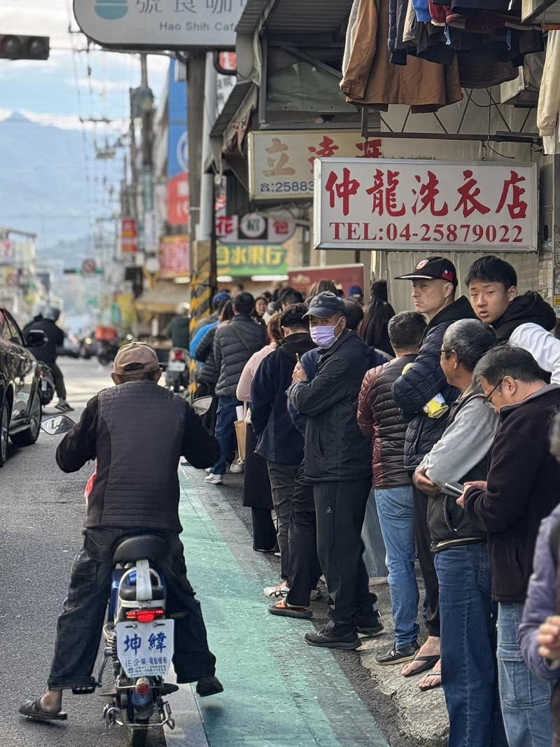 東勢區民眾大排長龍，等著領取「台灣尚勇」春聯。  &nbsp;&nbsp;&nbsp;圖：詹智翔/提供