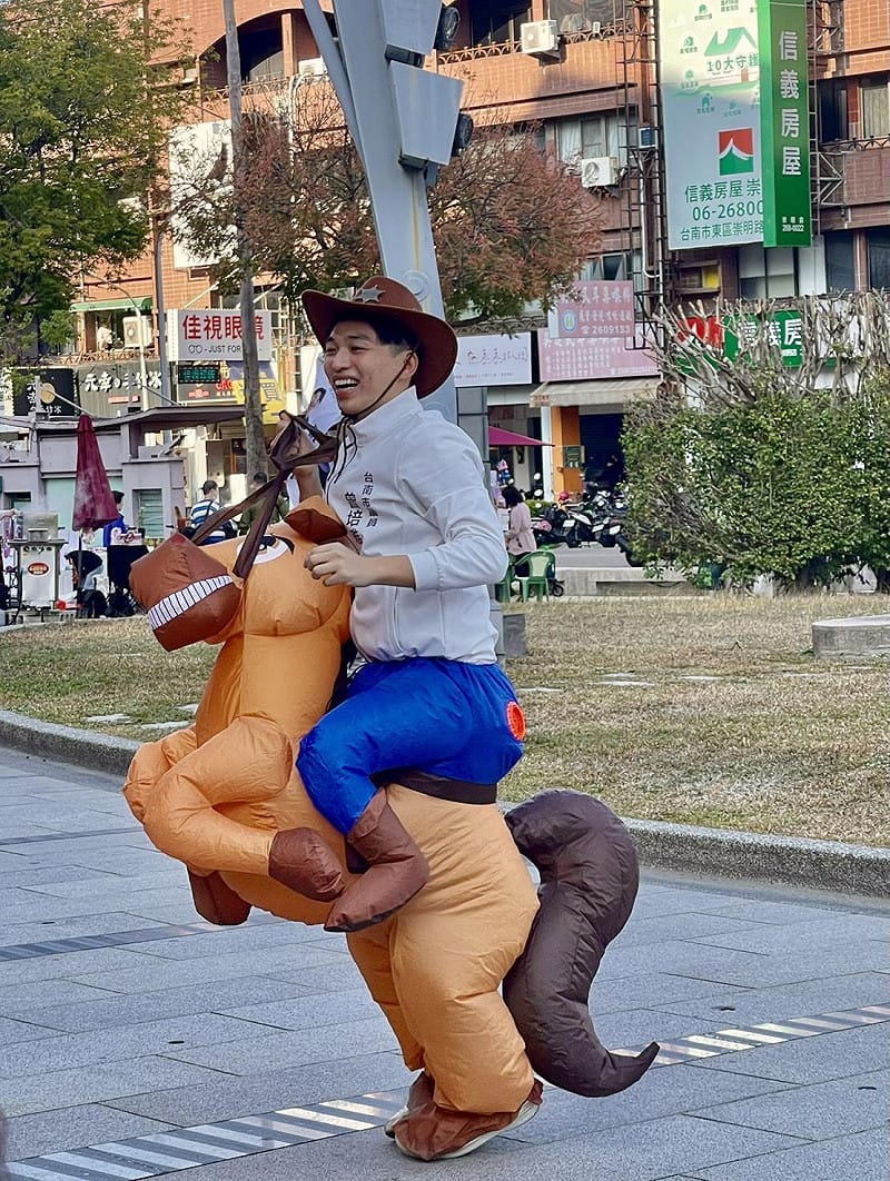 東區市議員參選人歐政豪驚喜穿上小馬充氣裝登台帶動，與舞者互動加碼舞步，逗得大小朋友笑聲連連，瞬間把氣氛推到最高點&nbsp;&nbsp;&nbsp;圖：曾培雅服務處提供