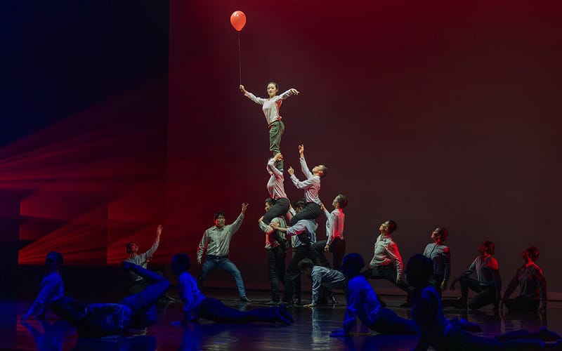 紙風車劇團24日舉辦「紙風車368兒童藝術工程20週年特別演出」，副總統蕭美琴出席並在致詞時肯定紙風車走遍各鄉鎮市區，展現「不放棄任何一個孩子」的精神。圖為特別演出劇情。&nbsp;&nbsp;&nbsp;圖:總統府提供