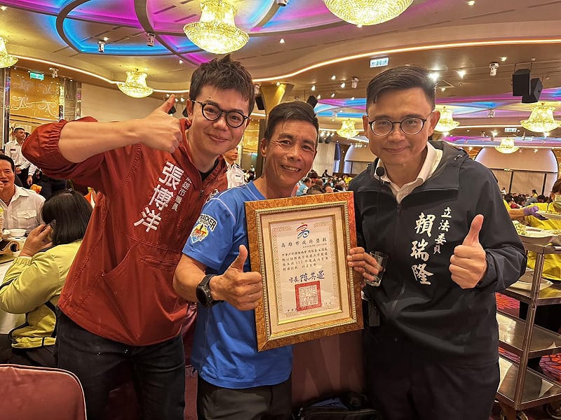 宋德威(中)與立委賴瑞隆(右)、市議員張博洋(左)分享得獎喜悅。&nbsp;&nbsp;&nbsp;圖：雲豹工作隊/提供