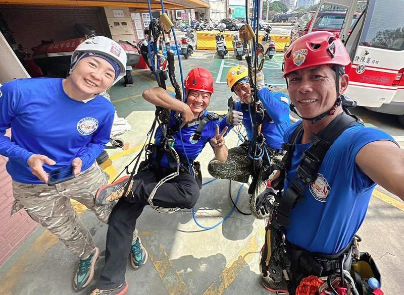 宋德威(右一)積極投入民間救援人力培訓。&nbsp;&nbsp;&nbsp;圖：雲豹工作隊/提供