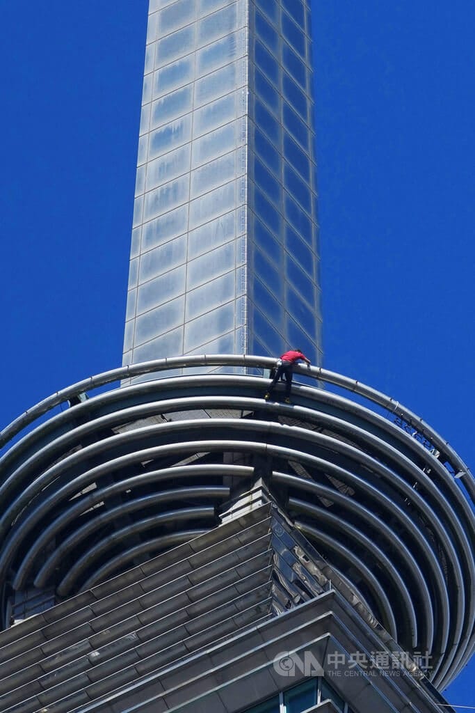 霍諾德徒手攀登台北101大樓，以2小時不到的時間完成挑戰。中央社記者徐肇昌攝 115年1月25日&nbsp;&nbsp;&nbsp;
