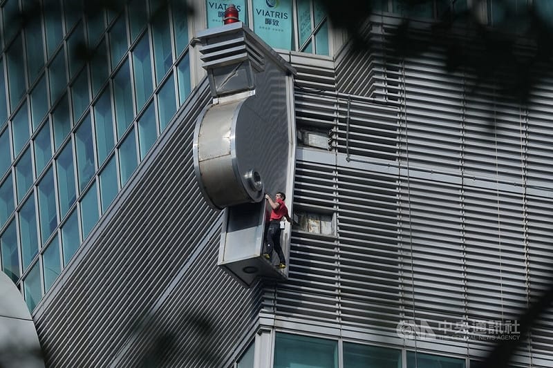 霍諾德運用技巧完成特殊造型外觀的攀爬。中央社記者徐肇昌攝 115年1月25日&nbsp;&nbsp;&nbsp;