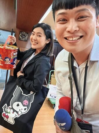 林宸佑（右）主跑立院與手提大桶乖乖的國民黨立委徐巧芯（左）同框合照，2人露出燦爛笑容，顯見交情不錯。&nbsp;&nbsp;&nbsp;圖：翻攝林宸佑臉書