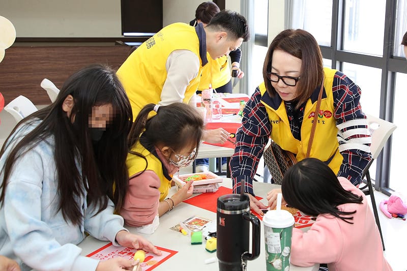 志工們與孩子們一同手作新春毛球相框，迎接嶄新的一年。&nbsp;&nbsp;&nbsp;圖：昇恆昌免稅商店／提供