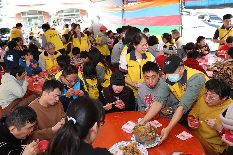 昇恆昌免稅商店長期關懷真善美社會福利基金會，志工們提前和院生圍爐，場面溫馨融洽。&nbsp;&nbsp;&nbsp;圖：昇恆昌免稅商店／提供