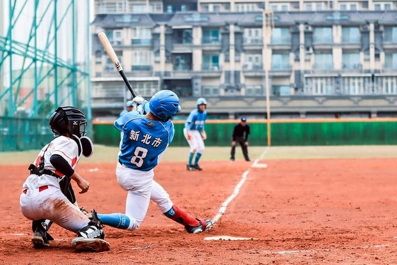 114學年度高中棒球聯賽（木棒組）第一階段預賽25日邁入第2天賽程，穀保家商帕蘇拉．塔基斯利尼安（前左2）面對屏東高中敲出3分砲，且帶動連3打席全壘打。（學生棒球運動聯盟提供）中央社記者蘇志畬傳真　115年1月25日&nbsp;&nbsp;&nbsp;