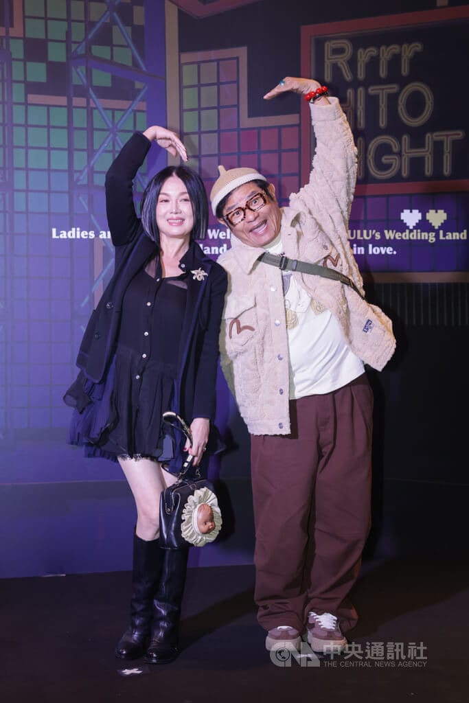 藝人黃路梓茵（Lulu）、陳漢典25日在台北文華東方酒店舉辦婚宴，藝人苗可麗（左）、許效舜（右）出席祝福。&nbsp;&nbsp;&nbsp;圖:中央社提供