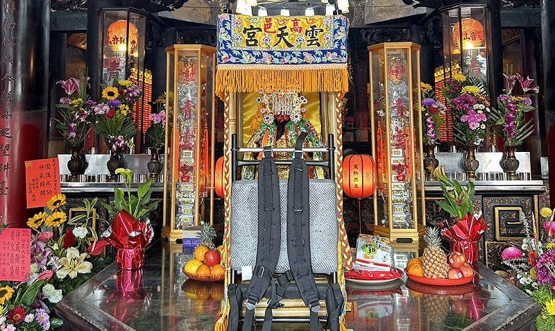 關聖帝君神尊金身安坐神轎中，由傅俊雲徒步揹負徒步行走至宜蘭。&nbsp;&nbsp;&nbsp;圖：高邑雲天宮/提供