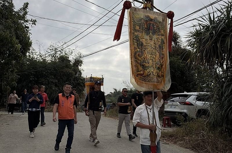 玄鷲山高邑雲天宮主委曾俊豐(右一)引領傅俊雲(右二)徒步揹轎行腳計畫。&nbsp;&nbsp;&nbsp;圖：高邑雲天宮/提供
