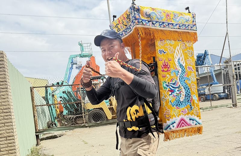 傅俊雲揹著神尊金身，將以19天470公里串聯全台58間宮廟。&nbsp;&nbsp;&nbsp;圖：高邑雲天宮/提供