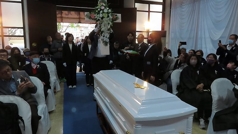 民進黨中央黨部何博文副秘書長向創黨黨員暨「政治受難者關懷協會」創會理事長劉金獅先輩獻花&nbsp;&nbsp;&nbsp;張文隆拍攝