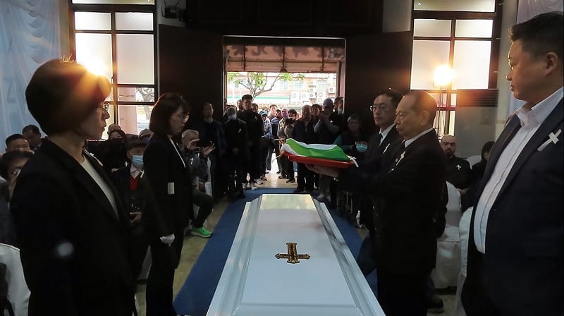 1.呈旗——呈旗官(治喪委員會郭平和總幹事)呈旗予何博文副秘書長(右前)、蘇巧慧主任委員(左前)、林淑芬立法委員(左後)、李坤城立法委員(右後)等四位覆旗官&nbsp;&nbsp;&nbsp;張文隆拍攝