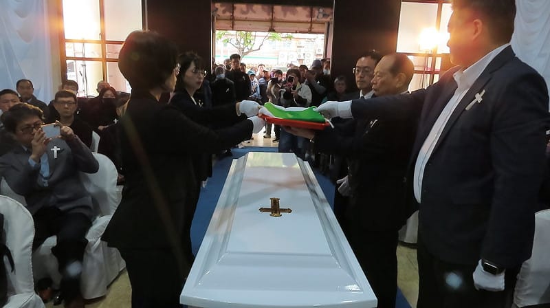 2.執旗——何博文副秘書長(右前)、蘇巧慧主任委員(左前)、林淑芬立法委員(左後)、李坤城立法委員(右後)等四位覆旗官由呈旗官手中執起黨旗&nbsp;&nbsp;&nbsp;張文隆拍攝