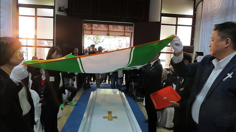 3.張旗——何博文副秘書長(右前)、蘇巧慧主任委員(左前)、林淑芬立法委員(左後)、李坤城立法委員(右後)等四位覆旗官張開黨旗&nbsp;&nbsp;&nbsp;張文隆拍攝