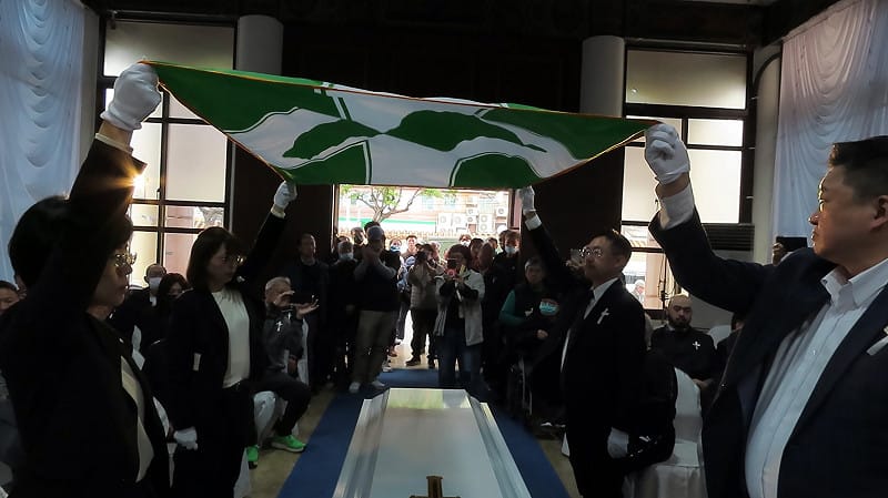 4.揚旗——何博文副秘書長(右前)、蘇巧慧主任委員(左前)、林淑芬立法委員(左後)、李坤城立法委員(右後)等四位覆旗官揚起黨旗&nbsp;&nbsp;&nbsp;張文隆拍攝