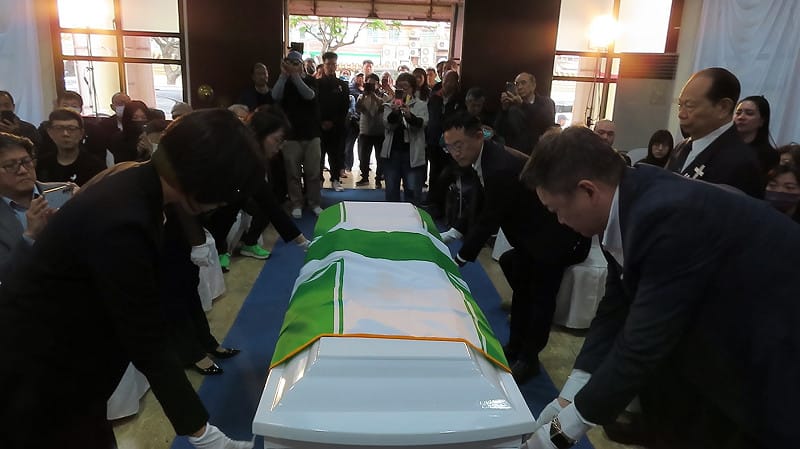 5.覆旗——何博文副秘書長(右前)、蘇巧慧主任委員(左前)、林淑芬立法委員(左後)、李坤城立法委員(右後)等四位覆旗官覆蓋黨旗&nbsp;&nbsp;&nbsp;張文隆拍攝