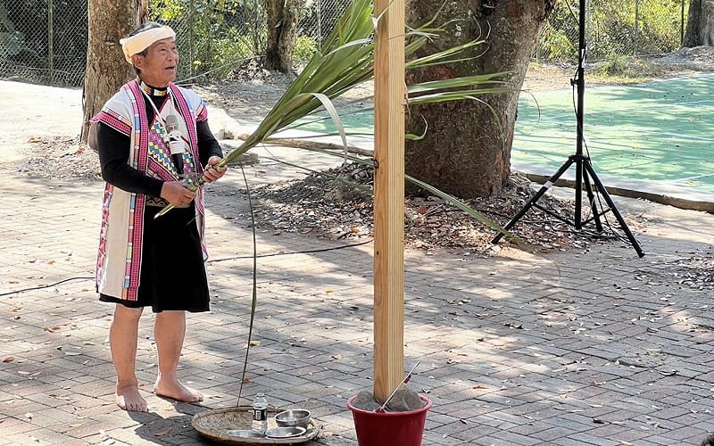 竣工典禮透過布農族傳統[tauhuntuh立柱儀式，象徵祝禱照顧校內建物。&nbsp;&nbsp;&nbsp;圖：高雄市教育局/提供