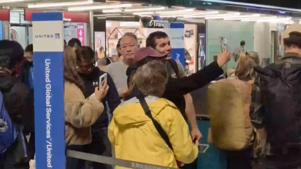 今(26)日上午霍諾德與妻子桑妮，抵達桃園機場，準備離開台灣，現場引起一陣騷動，被問到「還會再來(台灣)嗎？」，霍諾德也親切回應「希望會」。&nbsp;&nbsp;&nbsp;圖：桃園機場記者聯誼會／提供