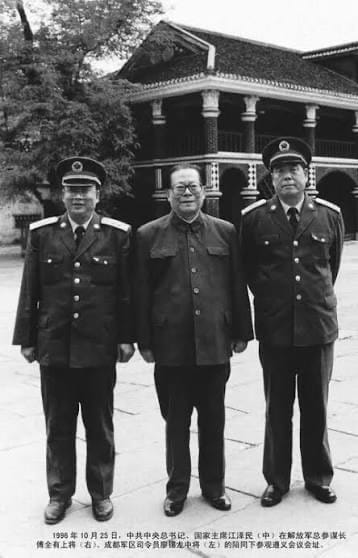 原總後勤部部長廖錫龍上將(左)於昨(25)日去世。 圖:翻攝自 X 原總後勤部部長廖錫龍上將(左)於昨(25)日去世。 圖:翻攝自 X