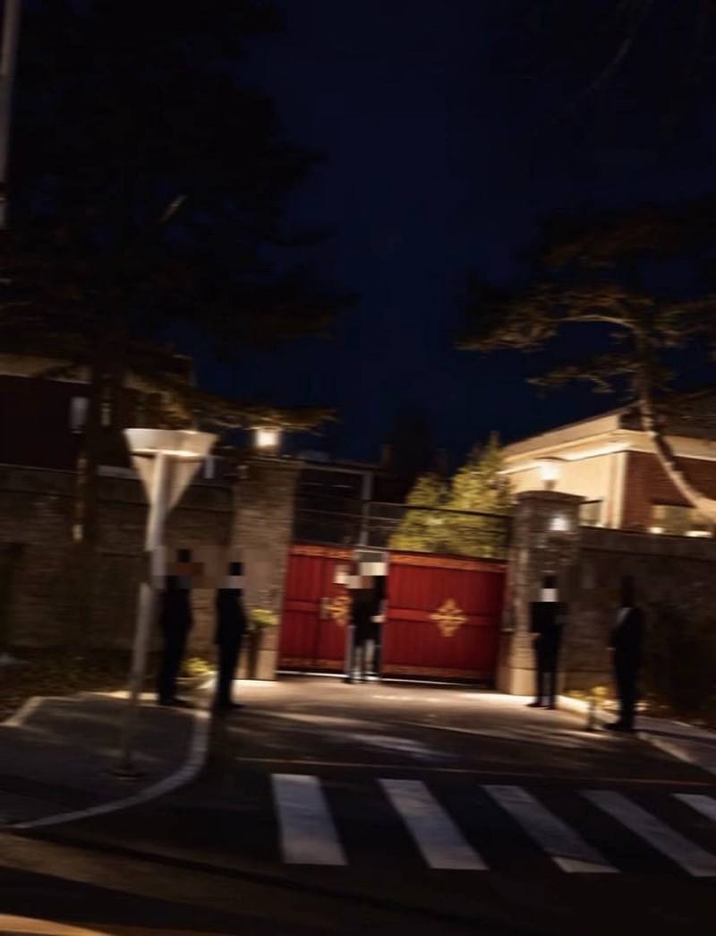 張又俠位於北京的住所門口傳被大批便衣包圍。 圖:翻攝自 X 張又俠位於北京的住所門口傳被大批便衣包圍。 圖:翻攝自 X