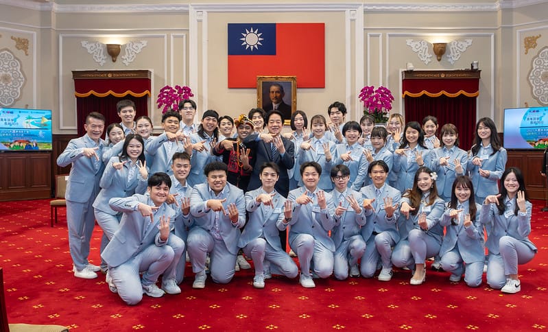 賴清德總統與2025年「國際青年大使交流計畫」及「農業青年大使『新南向』交流計畫」訪團合影。&nbsp;&nbsp;&nbsp;圖：總統府提供