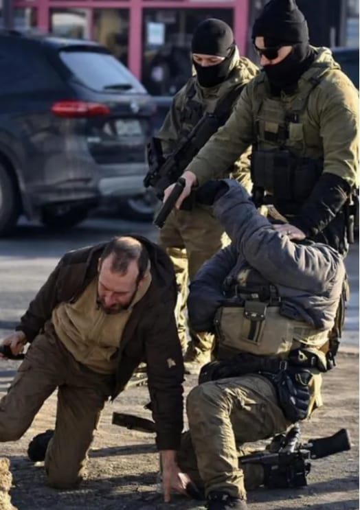 現場影片顯示，普雷蒂遭到ICE特工壓倒制伏後，慘遭行刑式開槍處決。&nbsp;&nbsp;&nbsp;圖 : 翻攝自X