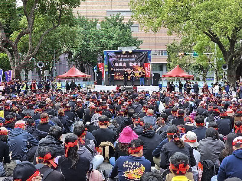 全國教師工會總聯合會25日在教育部前發起「廢惡法、救教育」行動，抗議校事會議制度，引發惡意濫訴及小案大辦問題。&nbsp;&nbsp;&nbsp;圖：翻攝自全教總臉書