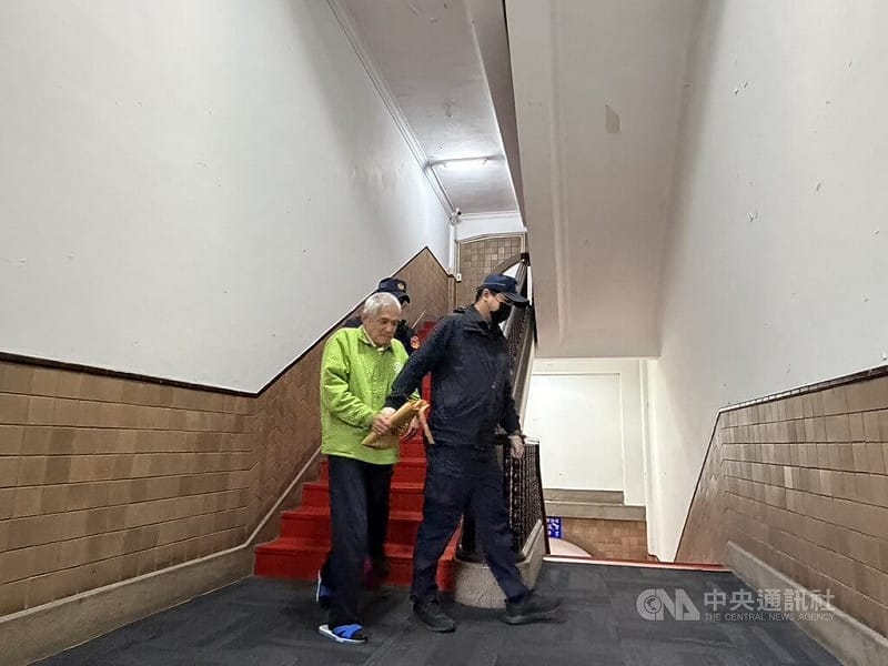 退休行政院官員胡鵬年（前左）被控配合中共統戰部在台發展組織，吸收現退役軍人及政治人物，26日遭起訴移審；台灣高等法院下午召開接押庭審理後，裁定羈押禁見。中央社記者劉世怡攝　115年1月26日&nbsp;&nbsp;&nbsp;