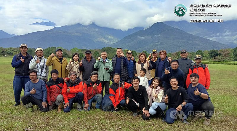 花蓮馬太鞍溪堰塞湖降挖成功，工程團隊14人在山區30天，歷經糧食耗盡、山區低溫、落石等危境，26日終於下山。圖為工程團隊、其家人與林業及自然保育署花蓮分署長黃群策（後排左6）合影。&nbsp;&nbsp;&nbsp;圖：林業保育署花蓮分署