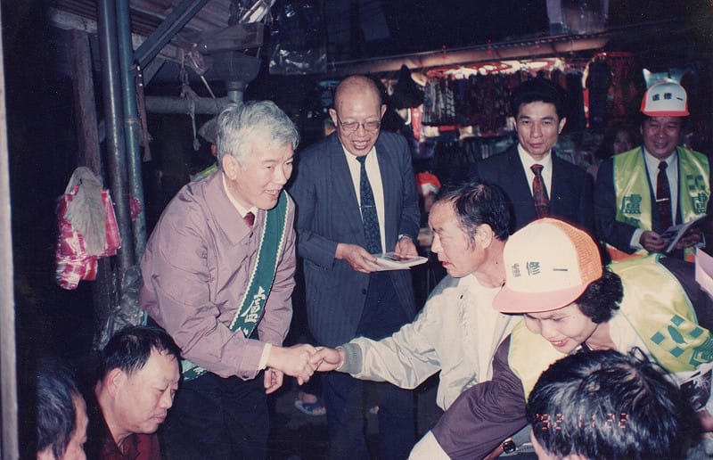 劉金獅（後左二）陪盧修一（後左一）拜票&nbsp;&nbsp;&nbsp;劉金獅提供/張文隆翻攝