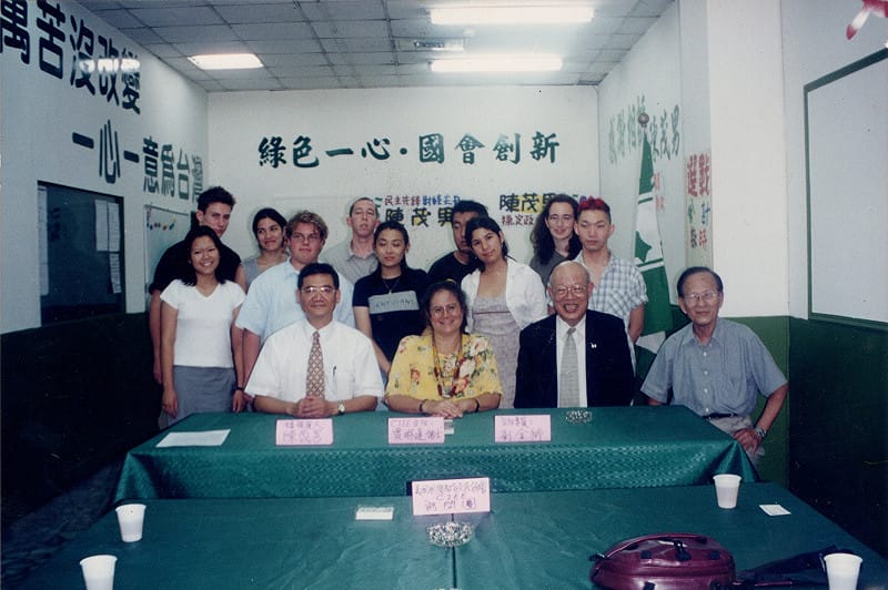 劉金獅擔任立法委員候選人陳茂男競選總部主任委員，前排左起陳茂男、艾琳達、劉金獅。&nbsp;&nbsp;&nbsp;劉金獅提供/張文隆翻攝