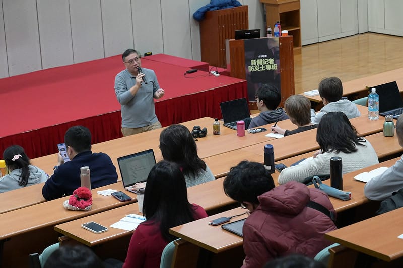 台大氣候天氣災害研究中心林永峻博士。講授「個人與居家防護措施（情境練習）。&nbsp;&nbsp;&nbsp;圖：內政部提供