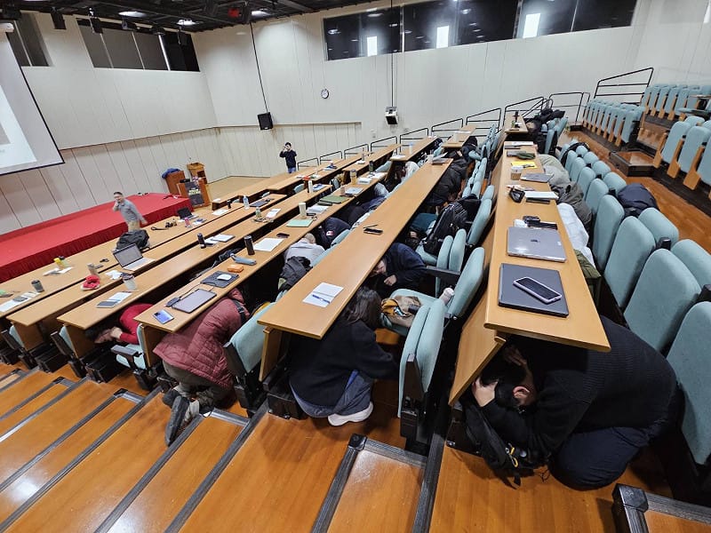 「趴、掩、穩」動作實作。&nbsp;&nbsp;&nbsp;圖：內政部提供