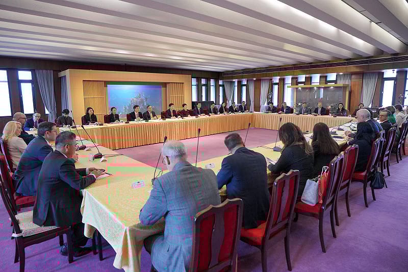 林佳龍接待由美台商業協會(USTBC)主席柯拉克(Keith Krach)、會長韓儒伯(Rupert Hammond-Chambers)率領的訪問團 圖:翻攝自林佳龍臉書 林佳龍接待由美台商業協會(USTBC)主席柯拉克(Keith Krach)、會長韓儒伯(Rupert Hammond-Chambers)率領的訪問團 圖:翻攝自林佳龍臉書