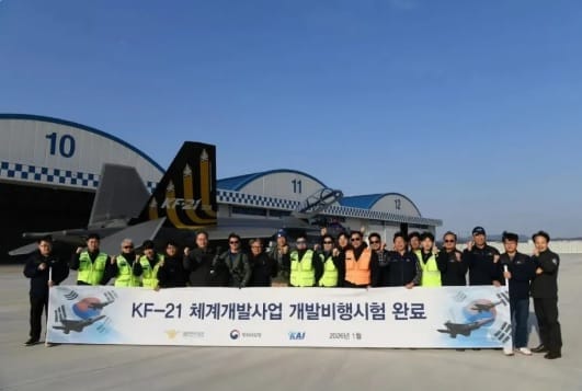 南韓防衛事業廳於當地時間 13 日發布聲明,宣稱完成了所有對 KF-21 的飛行試驗,準備開始投入量產。 圖:翻攝自 騰訊網 看航空 南韓防衛事業廳於當地時間 13 日發布聲明,宣稱完成了所有對 KF-21 的飛行試驗,準備開始投入量產。 圖:翻攝自 騰訊網 看航空