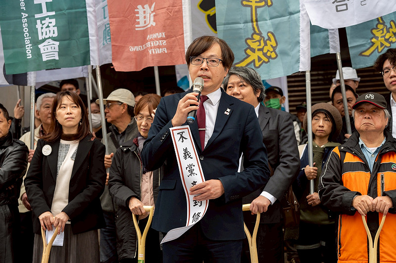  鏟黨產，護國產，21個民團抗議藍營立委為不當黨產解套，基進主席王興煥也出席抗爭遊行。 圖：經民連提供 