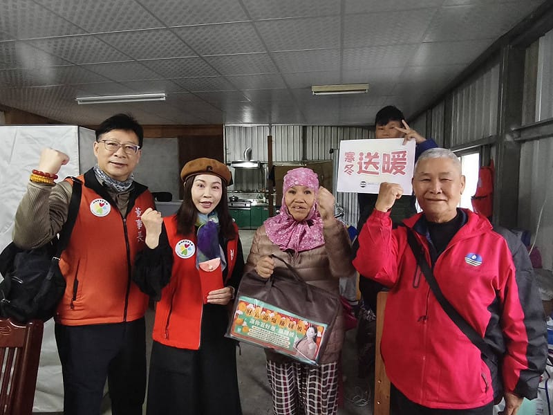 雨揚老師親手送上裝有厚實毛毯的禮袋，叮嚀鄉親務必保重身體。&nbsp;&nbsp;&nbsp;圖：雨揚慈善基金會／提供