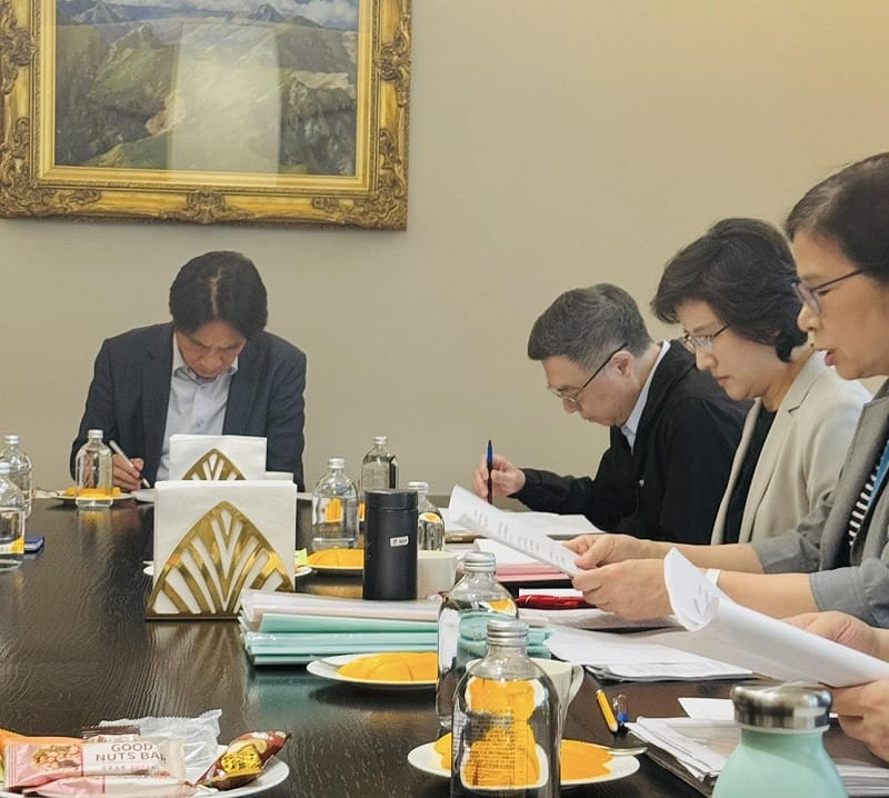  賴清德與關稅談判團隊開會照片。 圖：總統府提供 