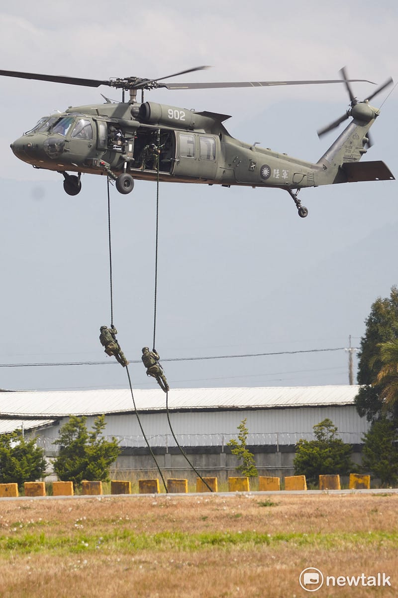 扮演敵軍的特戰官兵從直升機垂降而下，與我軍在機場進行攻擊與防守塔台演練。&nbsp;&nbsp;&nbsp;圖：張良一/攝