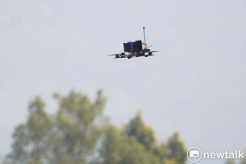 58砲指部無人機大隊發動攻擊型無人機飛抵交戰陣地，隨即擊毀模擬敵軍的氣球。圖為連續畫面一。&nbsp;&nbsp;&nbsp;圖：張良一/攝