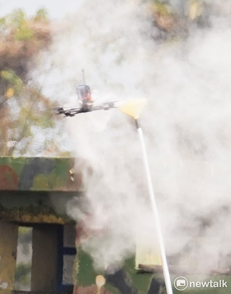 58砲指部無人機大隊發動攻擊型無人機飛抵交戰陣地，隨即擊毀模擬敵軍的氣球。圖為連續畫面二。&nbsp;&nbsp;&nbsp;圖：張良一/攝