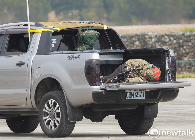 模擬的第五縱隊的成員試圖攻佔機場時被我軍擊斃。&nbsp;&nbsp;&nbsp;圖：張良一/攝