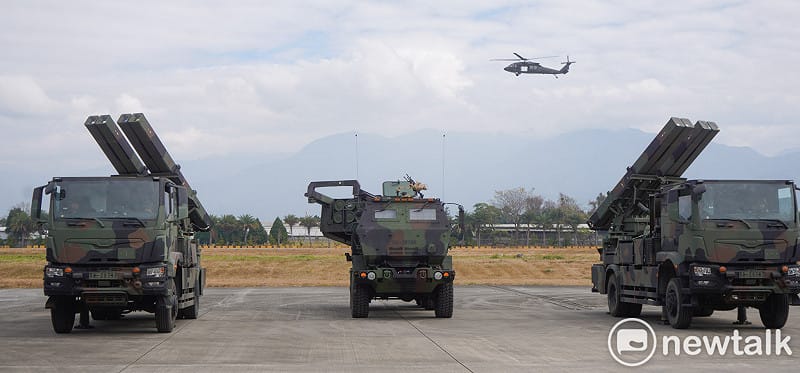 陸軍今在台中龍翔營區進行「立即戰備操演」模擬敵軍猝然對台發起攻擊，在台協力者同時突襲我關鍵基礎設施，陸軍十軍團整合作戰區的聯兵586旅、砲兵第58指揮部及航空692旅等作戰部隊官兵阻敵突擊，並藉由無人機偵搜、攻擊，地空整體作戰及遠距火力跨區增援等作戰行動，驗證戰備部隊快速應變制變以及協同作戰能力。圖為參與演練的路射劍二飛彈車、海馬士多管火箭系統發射車和UH-60M黑鷹直升機。&nbsp;&nbsp;&nbsp;圖：張良一/攝