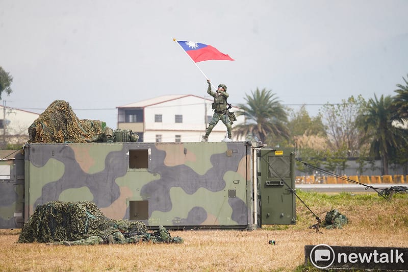 我軍在殲滅全部來犯敵軍後揮舞國旗。&nbsp;&nbsp;&nbsp;圖：張良一/攝