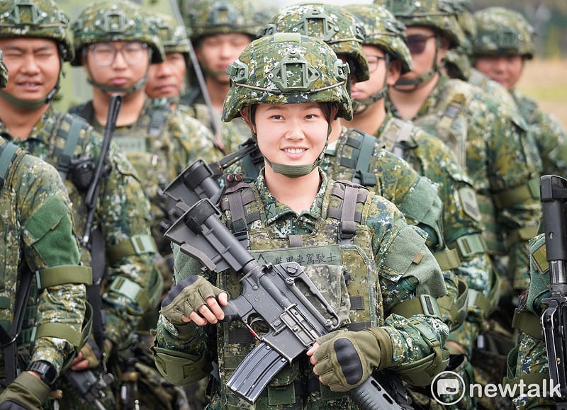 陸軍今在台中龍翔營區進行「立即戰備操演」模擬敵軍猝然對台發起攻擊，在台協力者同時突襲我關鍵基礎設施，陸軍十軍團整合作戰區的聯兵586旅、砲兵第58指揮部及航空692旅等作戰部隊官兵阻敵突擊，並藉由無人機偵搜、攻擊，地空整體作戰及遠距火力跨區增援等作戰行動，驗證戰備部隊快速應變制變以及協同作戰能力。圖為參與演練的陸軍作戰官兵。&nbsp;&nbsp;&nbsp;圖：張良一/攝