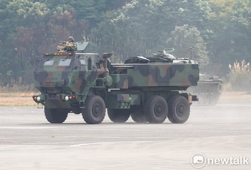 機動性強的海馬士多管火箭系統發射車快速進入演練陣地，模擬對澎湖望安、七美島敵目標射擊，並在完成射擊後迅速脫離發射區進行掩蔽。&nbsp;&nbsp;&nbsp;圖：張良一/攝