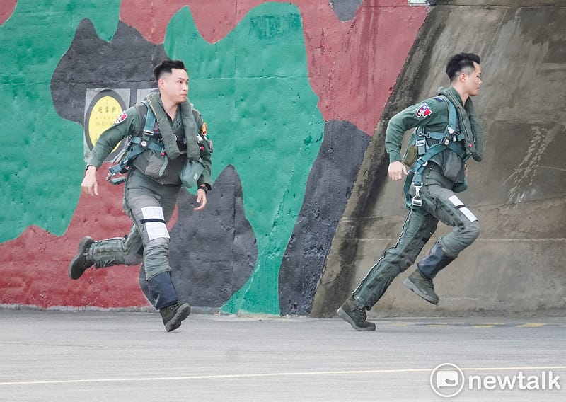 空軍第四戰術戰鬥機聯隊進行緊急起飛演練。圖為兩位飛行員從待命室衝向停放戰機的機庫。&nbsp;&nbsp;&nbsp;